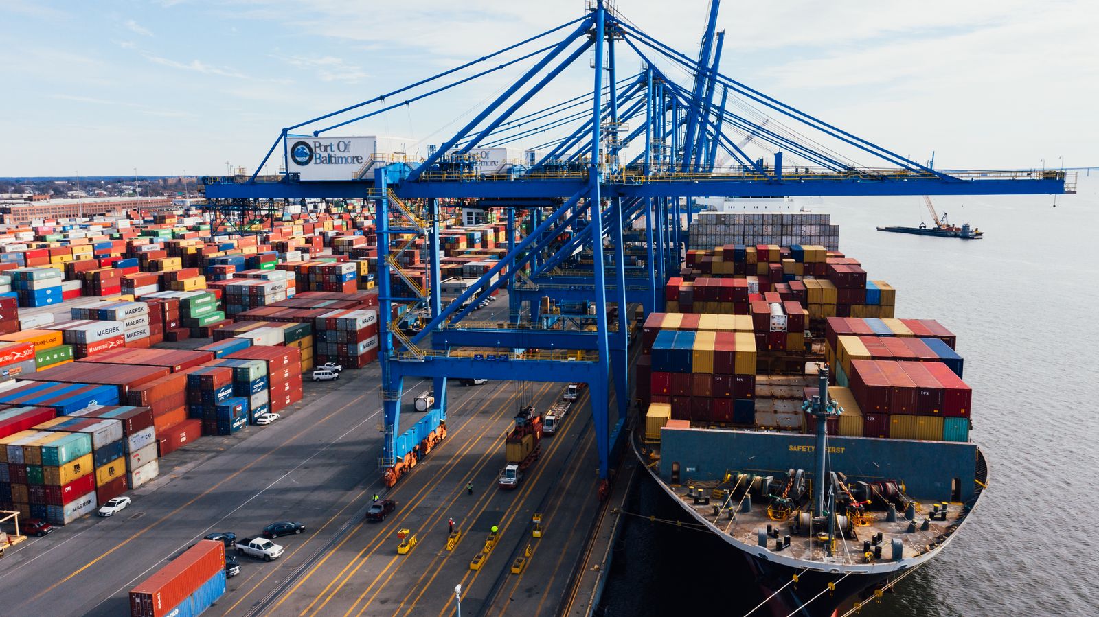 Freight forwarding at port